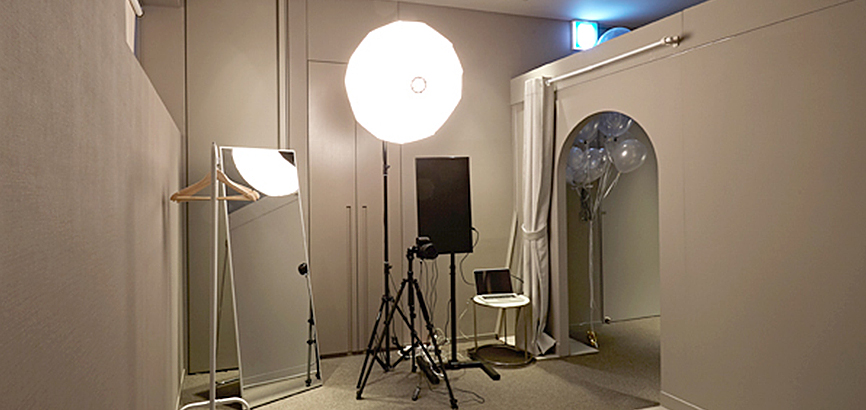 프라이빗한 호텔 안 사진관에서 직접 셔터를 누르며 가장 나다운, 우리 다운, 사진을 기록해 보세요.